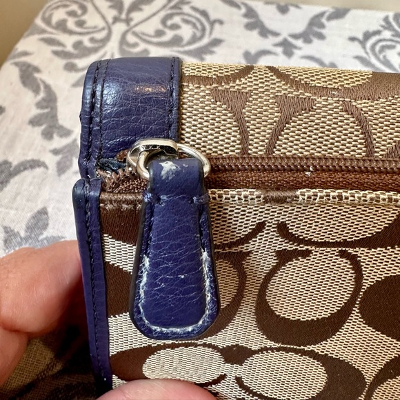 Beautiful Coach Signature C Wallet With Leather Lining - Picture 6 of 7